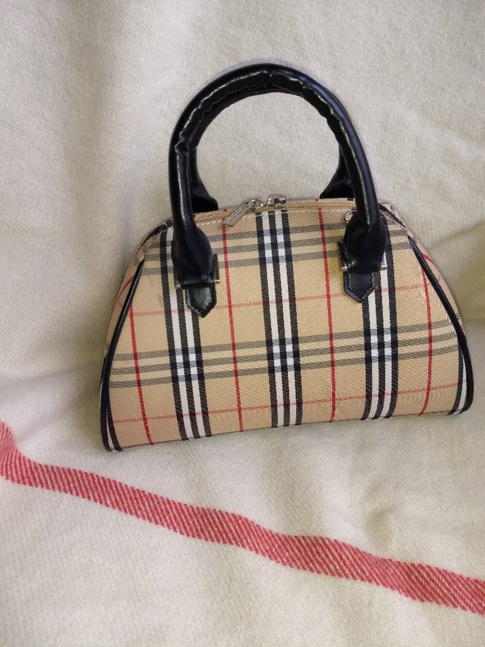 Mini Burberry (Not Authentic)  handbag. - Picture 2 of 12